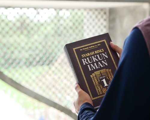 Mencatat rutinitas harian di buku
